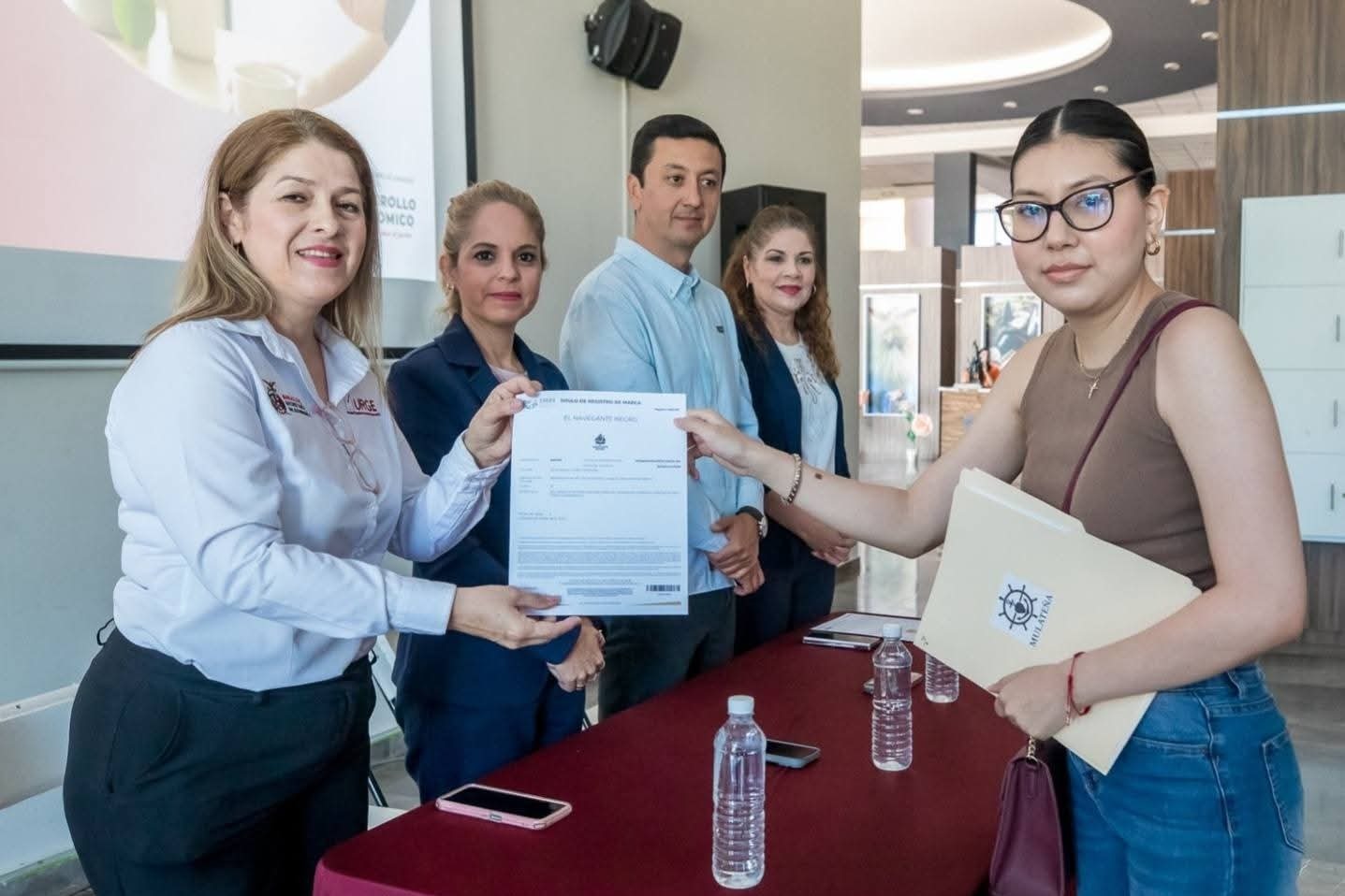      Entregan 49 registros de marca a empresas de Guasave.