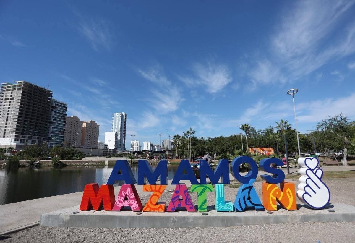 Mazatlán avanza hacia la inclusión digital con internet gratuito en el Parque Central.