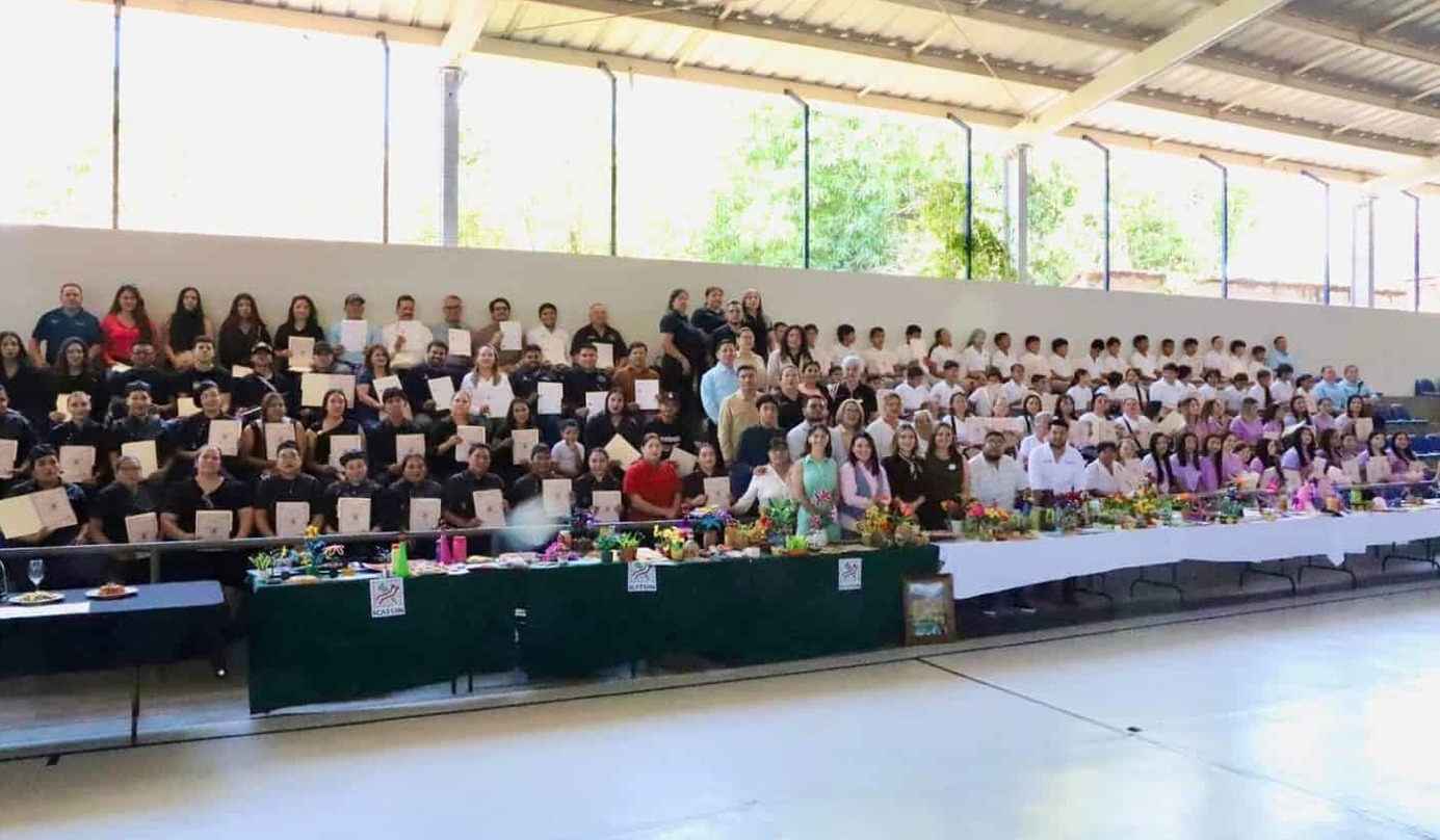      ICATSIN realiza clausura masiva de cursos en Choix y firma convenio con minera Xochipala Gold.