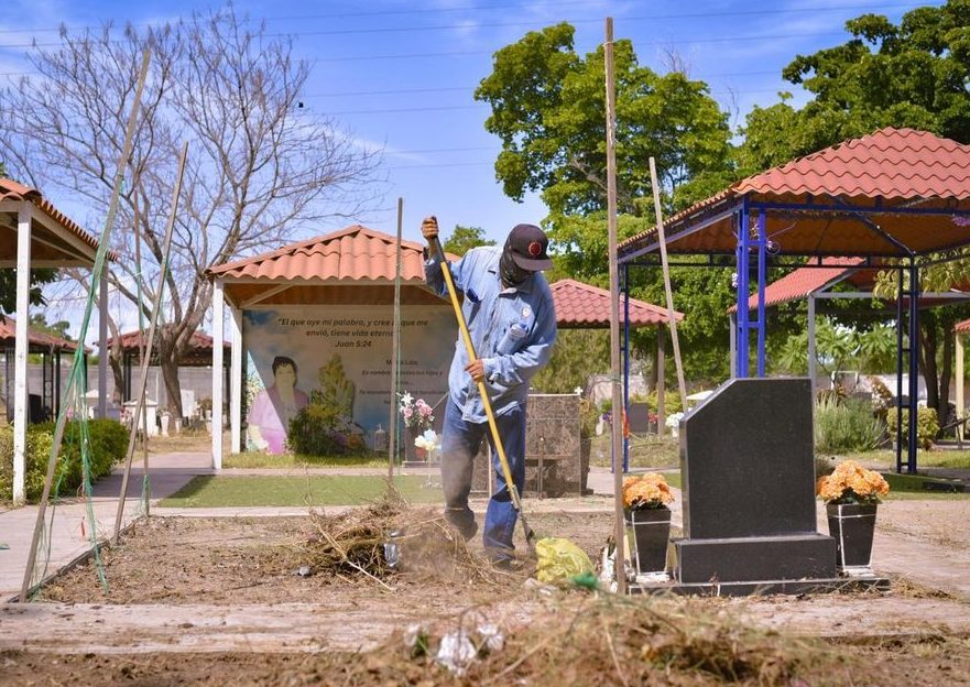Inicia operativo de limpieza y mantenimiento a panteones municipales por el Día de Muertos. 