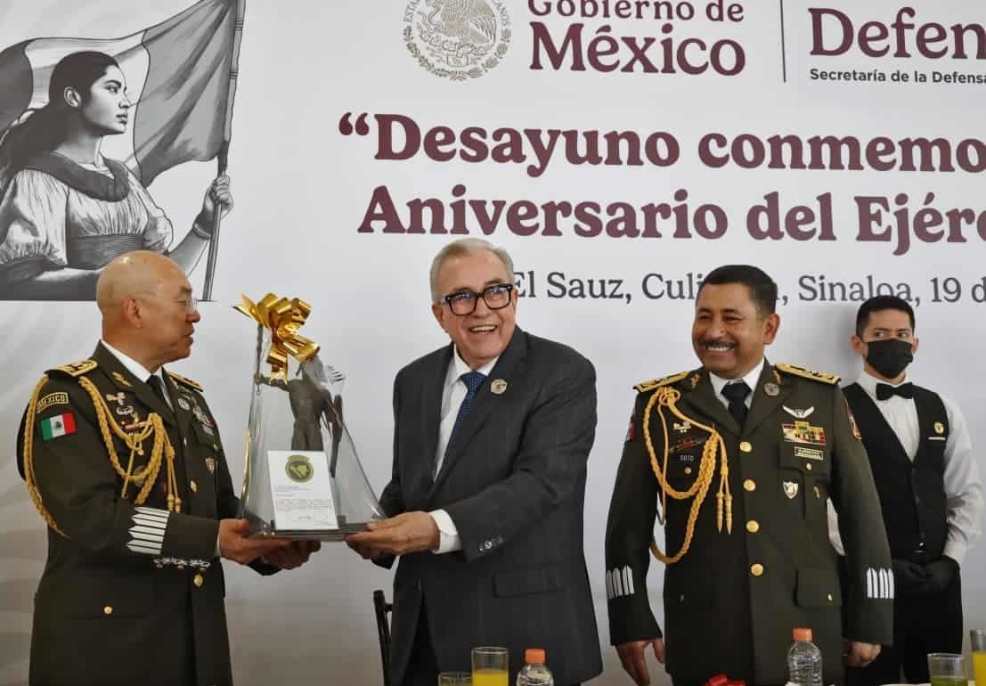      Acompaña Gobernador Rocha a militares en la conmemoración del CXIII aniversario del Ejército Mexicano. 