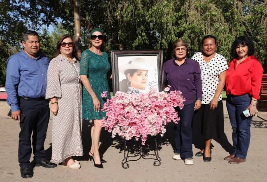        Besos, copas y todo el amor de Guasave: rinden homenaje a Chayito Valdez en el malecón.