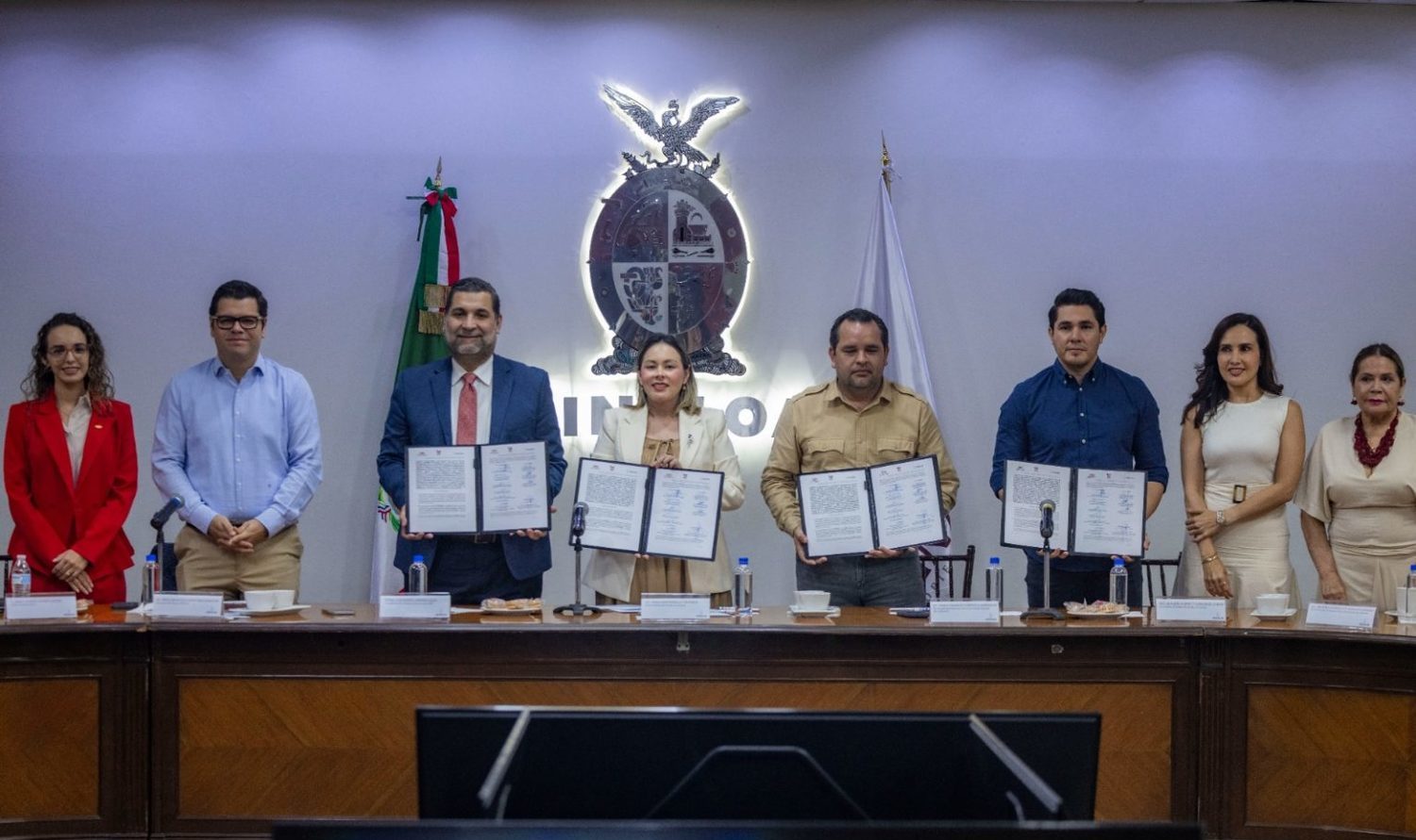       Gobernadora Yeraldine signa convenio con la CMIC nacional