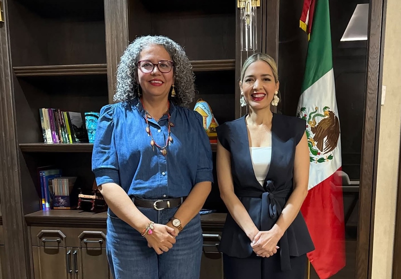 Estrella Palacios y Graciela Domínguez acuerdan reforzar atención a las causas en Mazatlán.