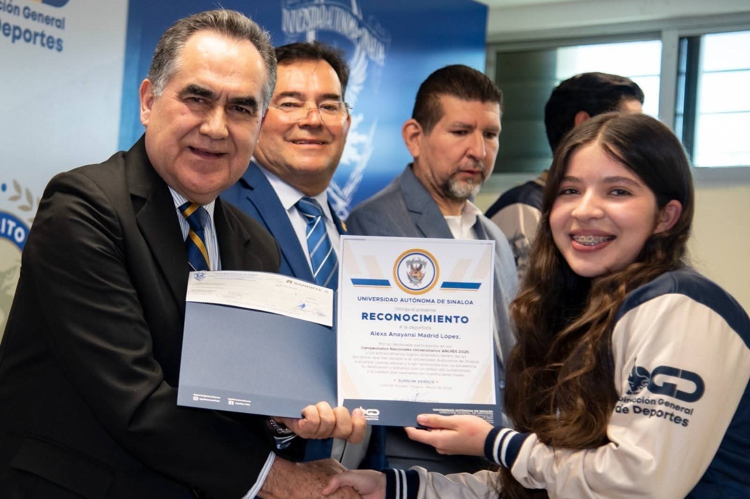 El Rector Jesús Madueña entrega estímulos a 48 atletas y 10 entrenadores medallistas de la etapa II de los Nacionales ANUIES 2025.