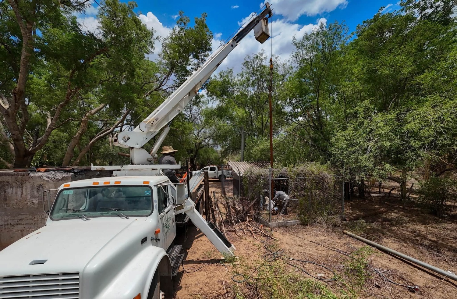 Gobierno de El Fuerte realiza trabajos de desazolve en el pozo de Estación Hoyancos para atender el desabasto de agua.