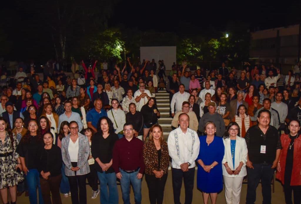     Entre libros, música y canto cerró la Feria del Libro Los Mochis 2025.                 