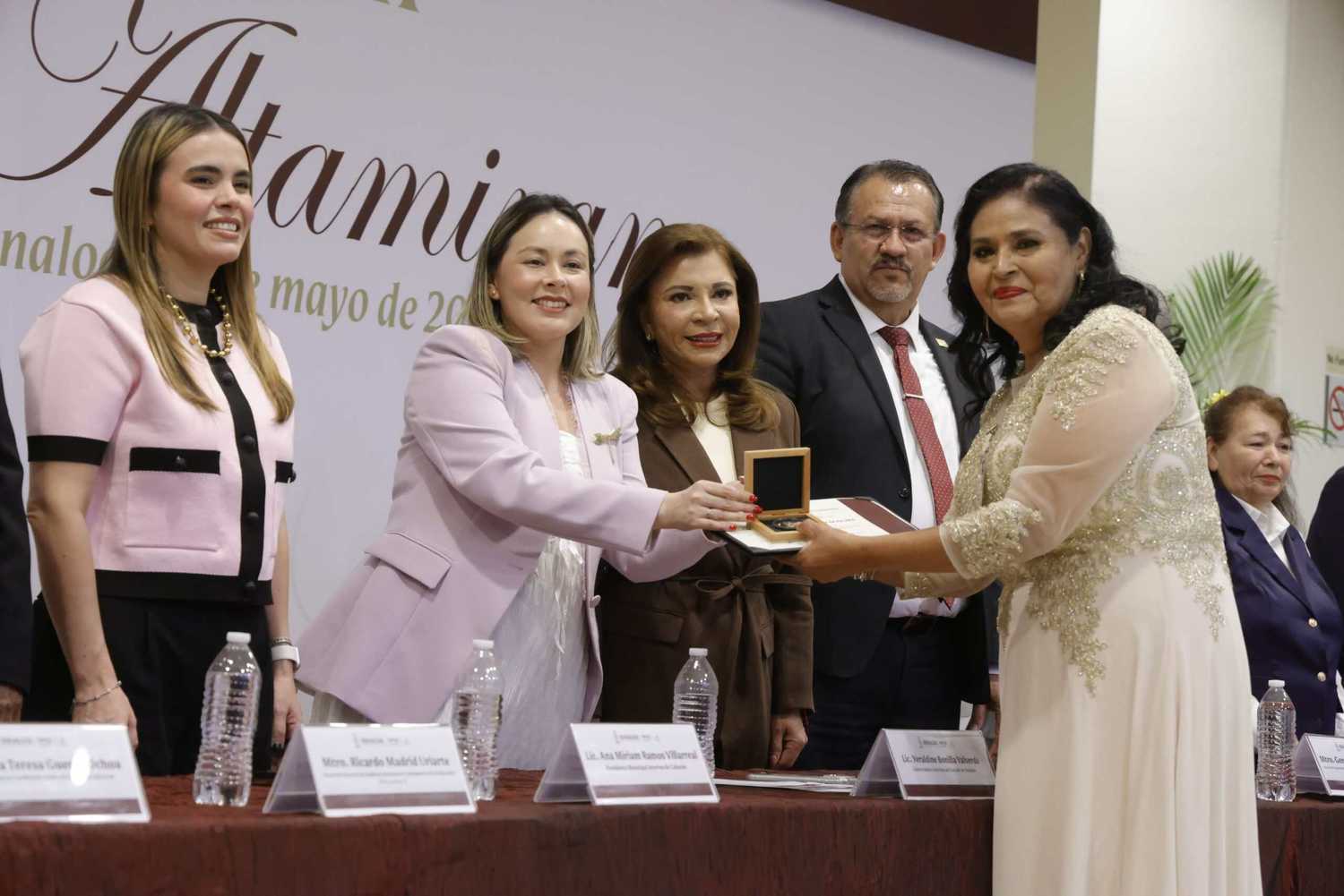      La gobernadora Yeraldine encabezó la entrega de la condecoración “Maestro Altamirano” a 183 docentes, junto con la dirigencia sindical del SNTE 53
