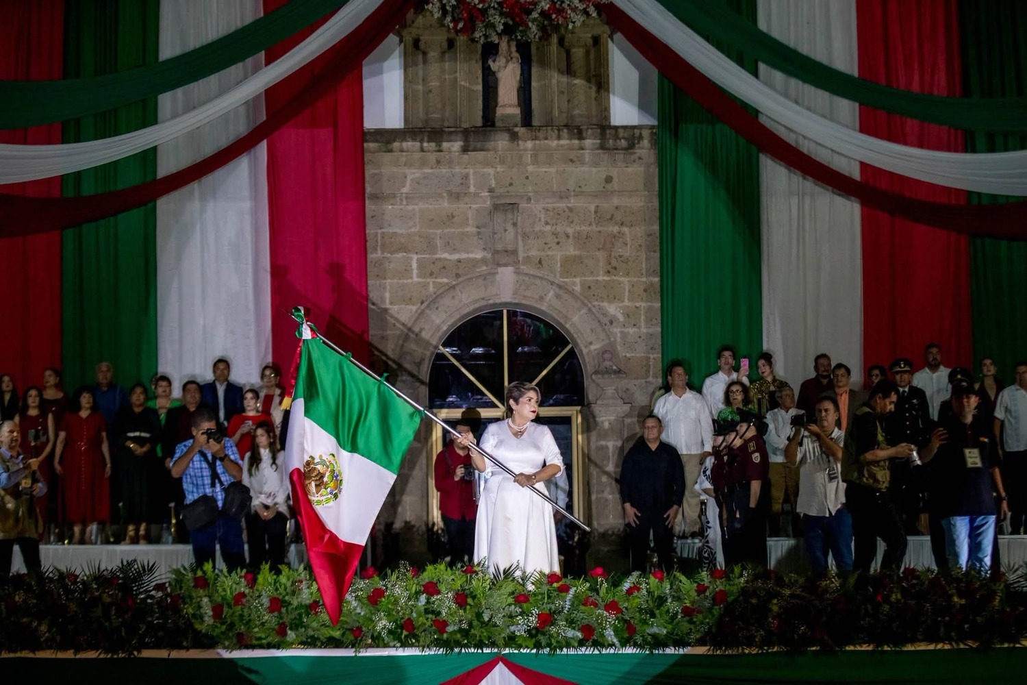          La alcaldesa de Guasave da el Grito de Independencia; reportan saldo blanco   