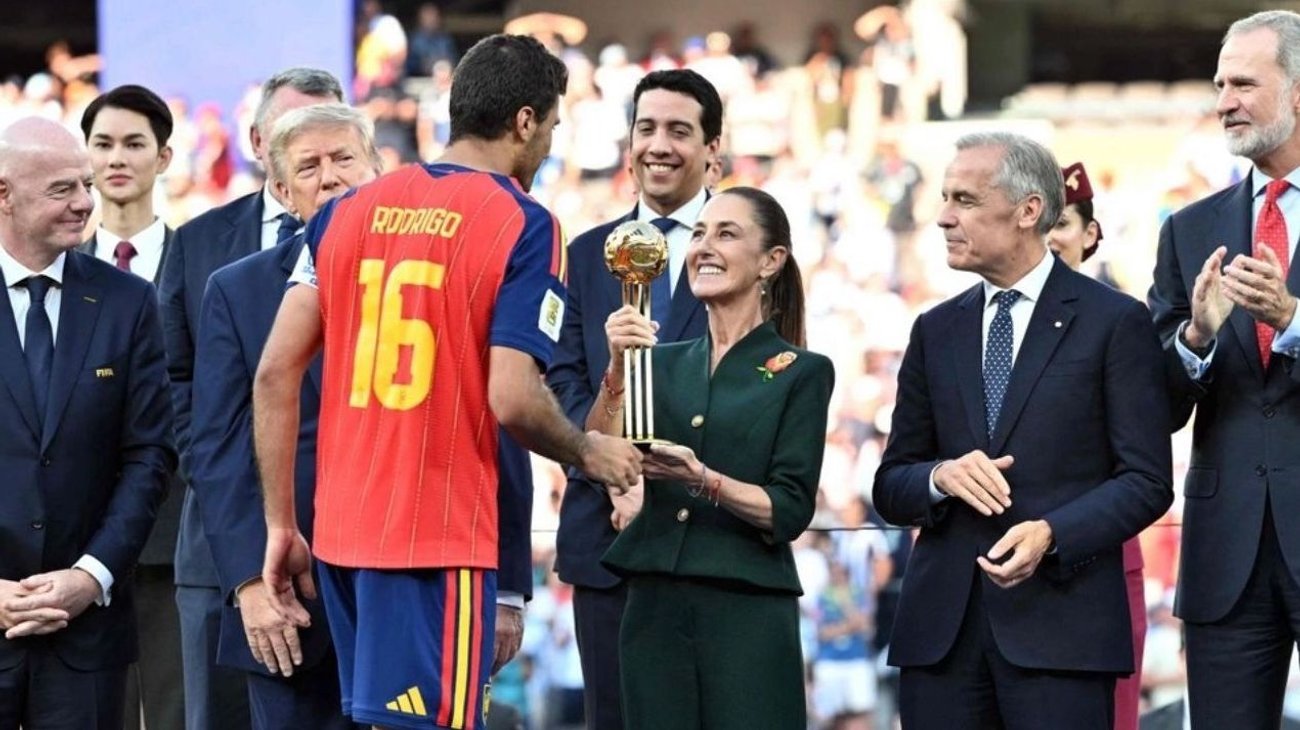         Sheinbaum entrega el Balón de Oro en la final del Mundial 2026