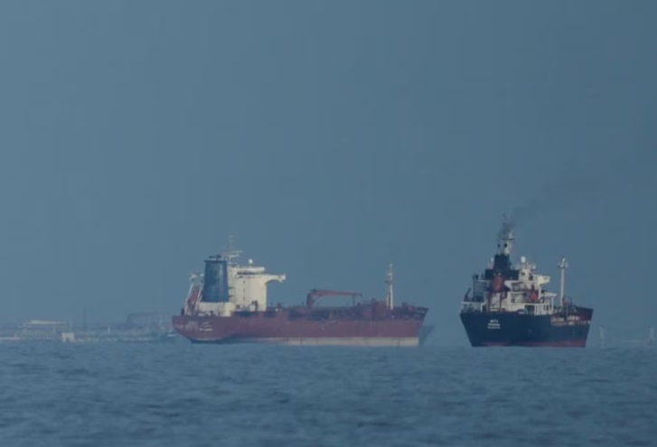      Trump amenaza con destruir buques iraníes tras bloqueo en Ormuz