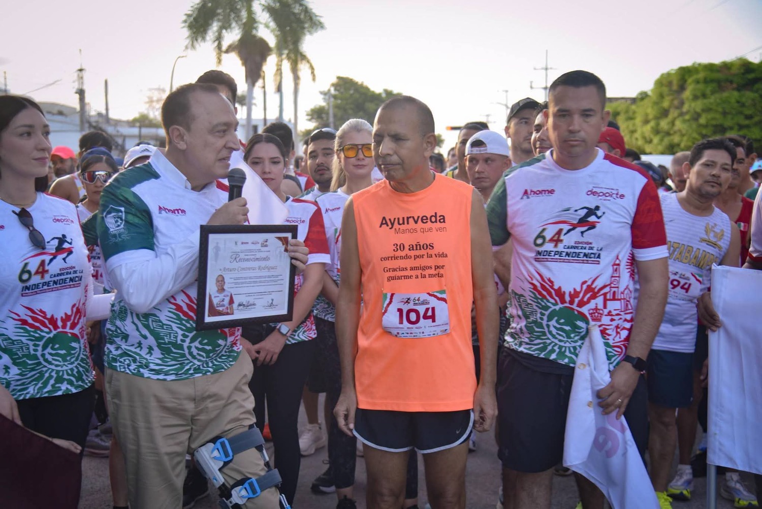          Arturo Contreras recibe homenaje y celebra con triunfo en la Carrera de la Independencia.  