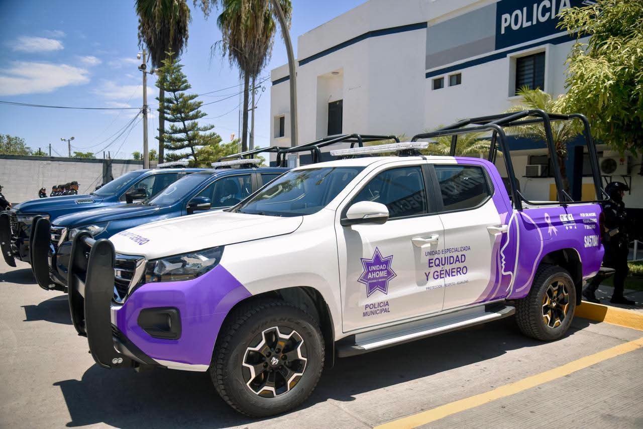         El Alcalde Municipal, Antonio Menéndez De Llano, entrega 5 patrullas a policías y al área de Equidad y Género