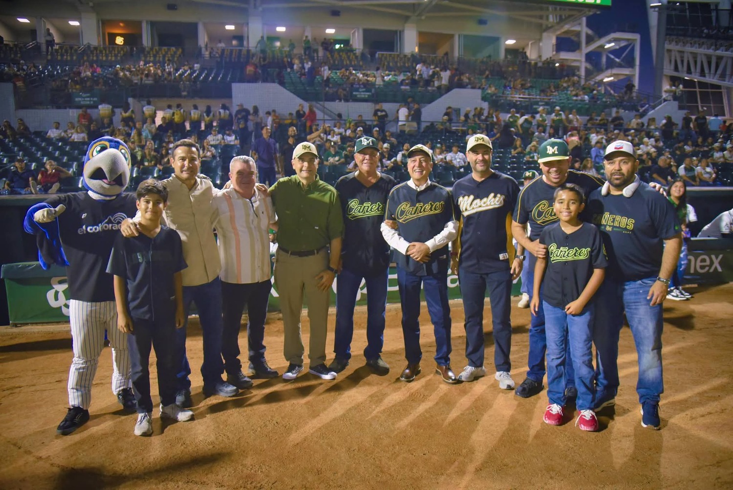 Autoridades Municipales, encabezadas por el Alcalde, Antonio Menéndez de Llano, y directiva de Cañeros de Los Mochis , inauguran la temporada 2026-2027 de la Liga Mexicana del Pacífico.     