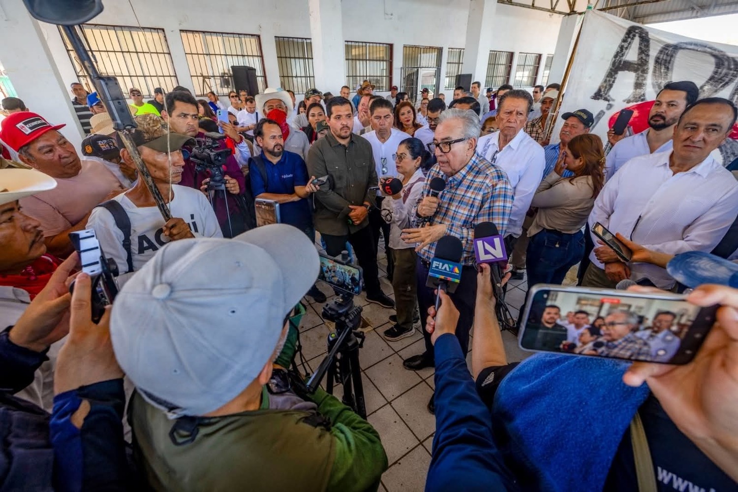      Gobernador Rocha se reúne con comunidades indígenas de Ahome por proyecto Mexinol