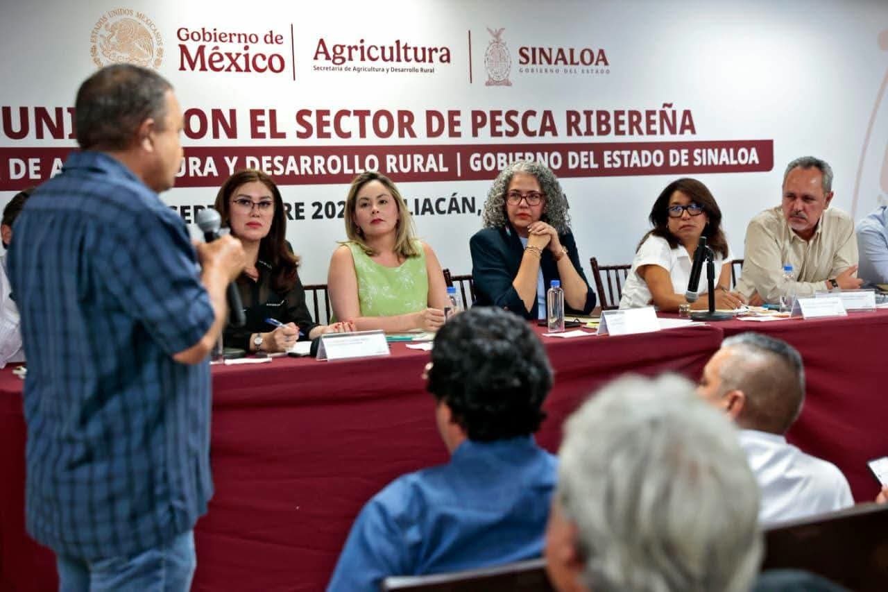 Gobernadora Graciela Domínguez y Secretaria de SADER sostienen reunión de trabajo con dirigentes de la pesca ribereña.  