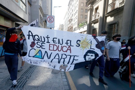      Protestan en Chile por recortes para universidad gratuita