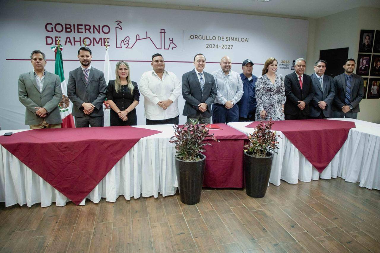     El Alcalde Antonio Menéndez De Llano toma protesta a parte de los miembros que formarán parte de su gabinete.