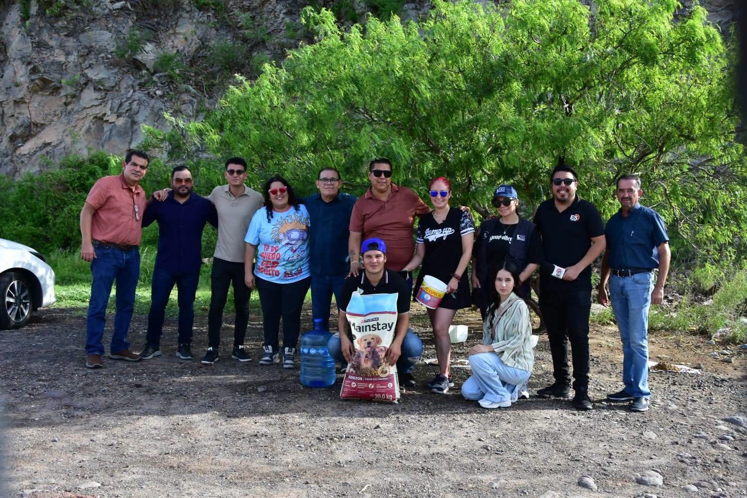          Miembros de la Organización de Comunicadores Unidos de Sinaloa llevan alimento y agua a perritos callejeros del Maviri