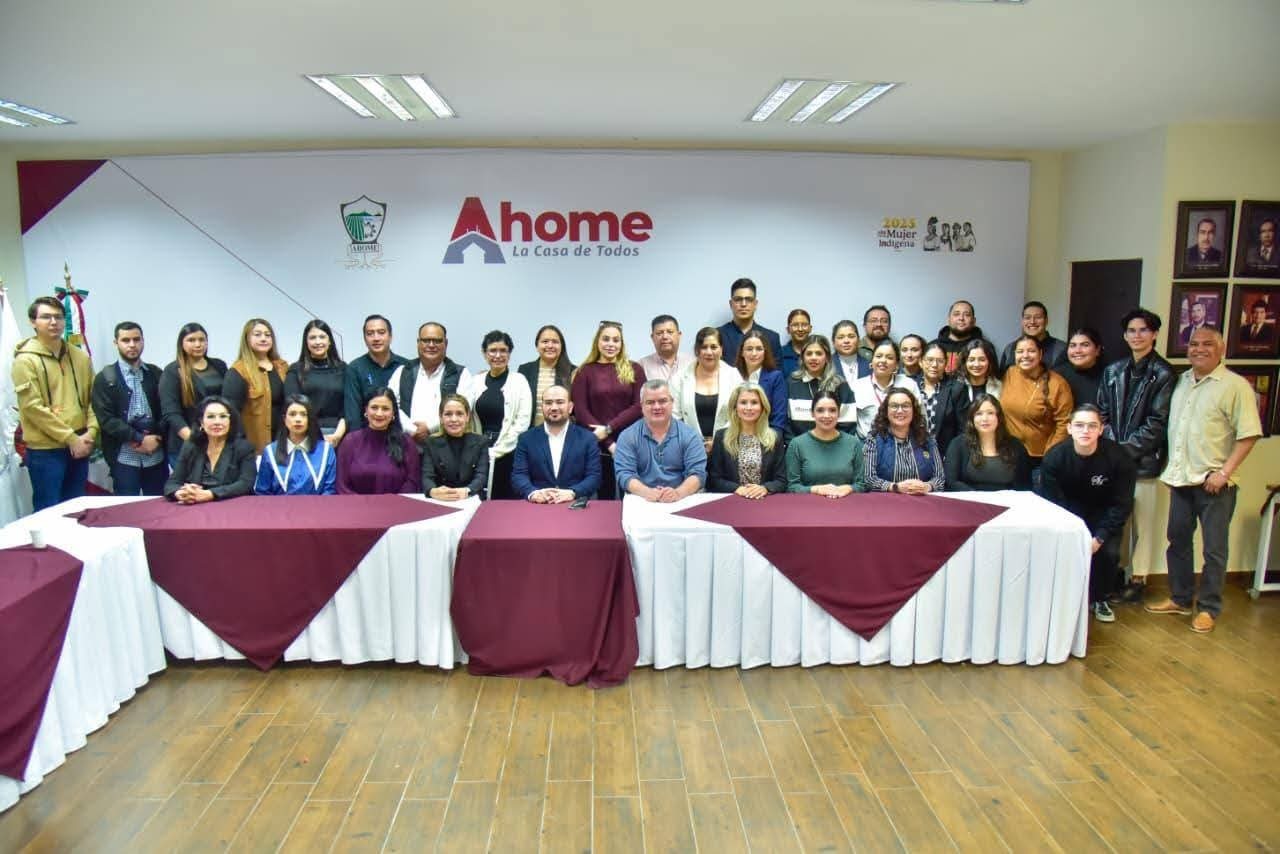     Servidores ahomenses participan en conversatorio sobre lenguaje de comunicación a medios.                              