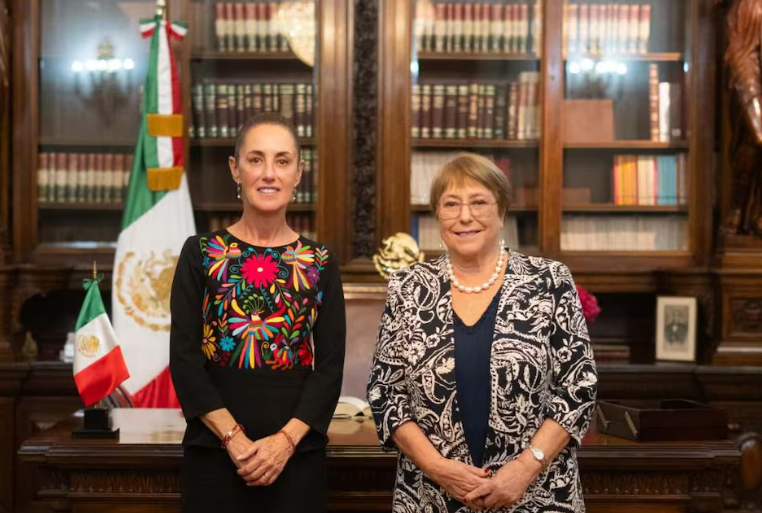      Claudia Sheinbaum recibe a Michelle Bachelet en Palacio Nacional; reafirma apoyo a su candidatura en la ONU