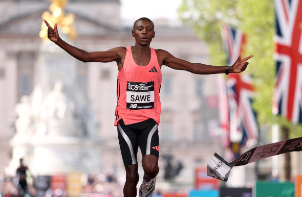      Keniano hace historia y acaba maratón en menos de 2 horas