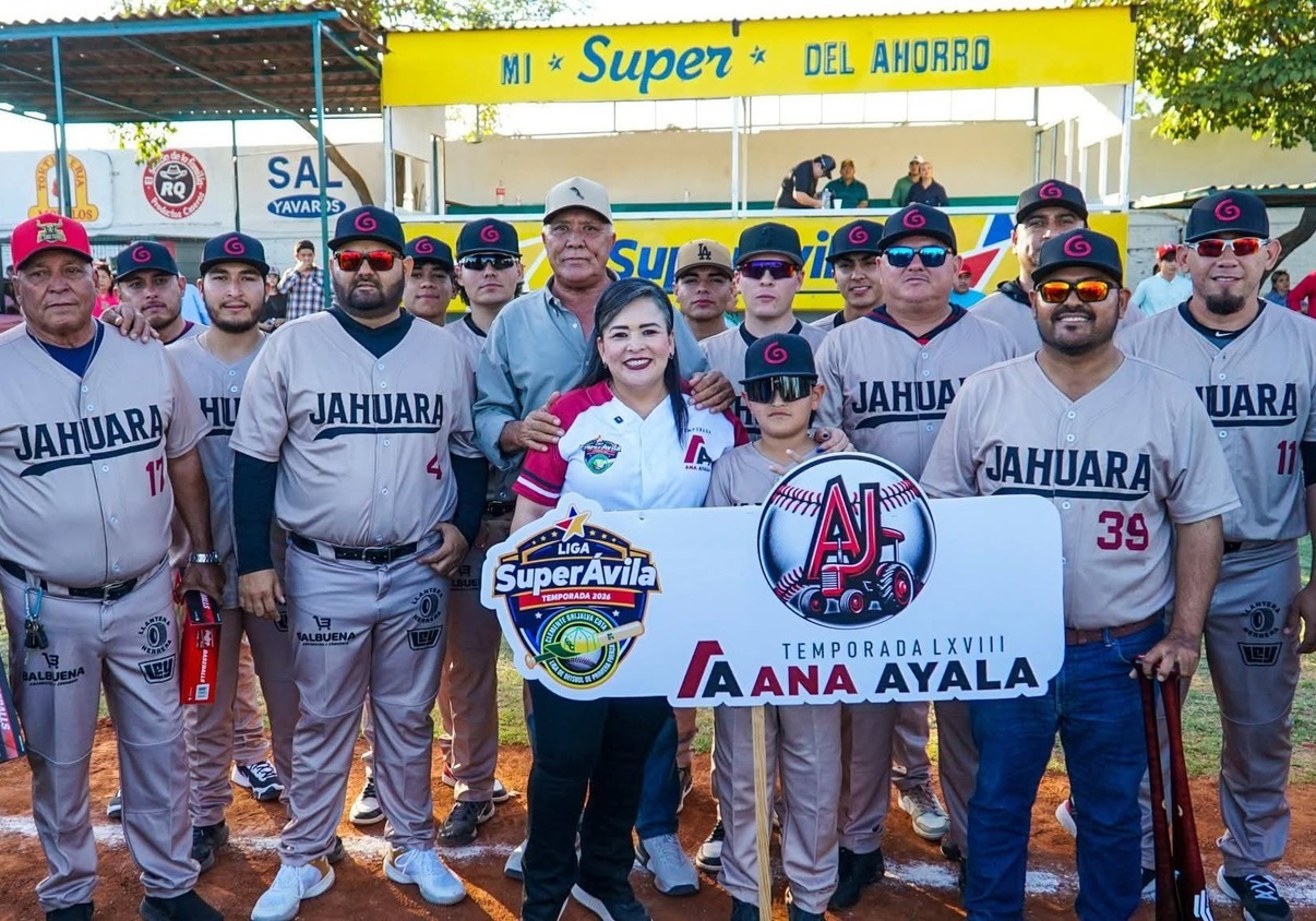      Ana Ayala da el “PLAYBALL” en la Liga "SÚPER ÁVILA CLEMENTE GRIJALVA COTA". 