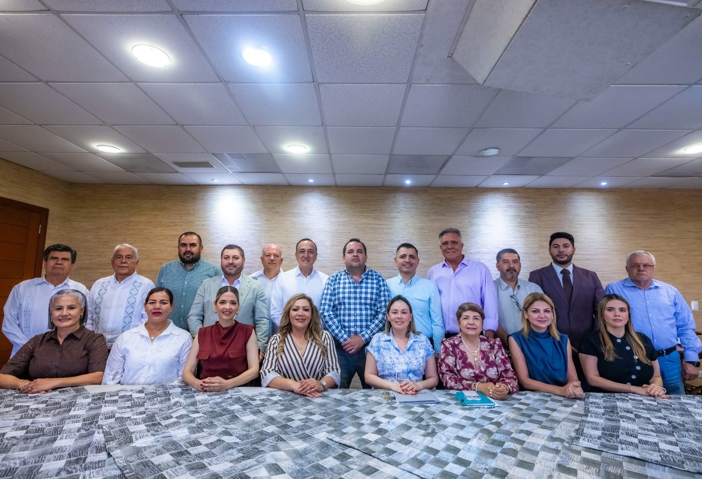      Gobernadora Yeraldine Bonilla se reunió con las y los presidentes municipales de todo Sinaloa