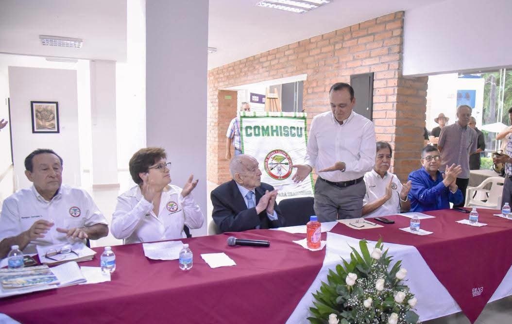 Rinden homenaje a Don Martín Estrada Usher por su legado en la ciudad, la agricultura y el deporte.