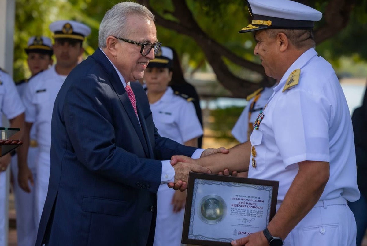     Atestigua Gobernador Rocha ceremonia de entrega-recepción del mando de armas de la Cuarta Región Naval