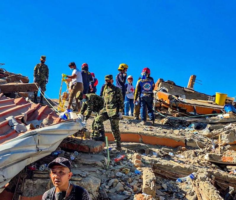         Suman 240 muertos por terremoto de magnitud 7.4 en Colombia 