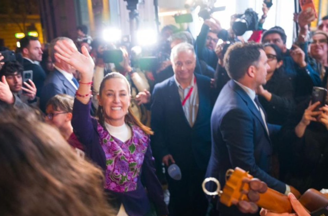      Entre porras y ‘selfies’, Sheinbaum arriba a Barcelona para encuentro con líderes progresistas